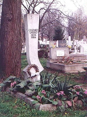 Cs. Szabó László síremléke a sárospataki Református temetőben, Csíkszentmihályi Róbert alkotása (1988).